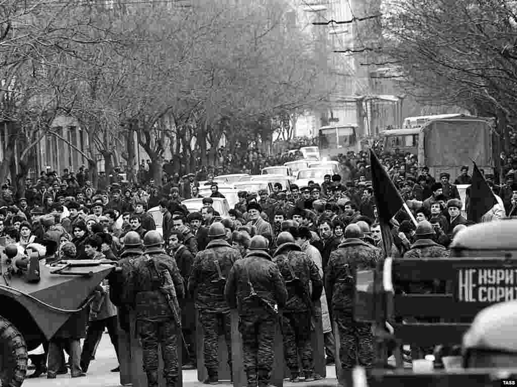 Советские войска перед демонстрантами в Баку, 22 января 1990 г.