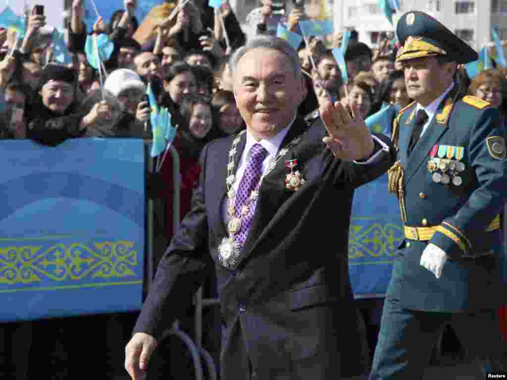 На выборах 3 апреля 2011 года, по официальной информации, Нурсултан Назарбаев получил 95,55 процента голосов. Спустя пять дней после выборов в Астане прошла церемония инаугурации. Четвертая по счету инаугурация проводилась во Дворце Независимости. Назарбаев прибыл во дворец на лимузине в сопровождении специального эскорта. Жители Астаны приветствовали кортеж, стоя вдоль дорог, по которым ехали машины.