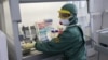 Уфимские врачи отказались обследовать мужчину на коронавирус и спрятались от него за дверью кабинета