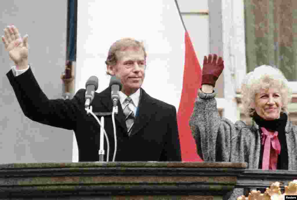 Вацлав Гавел с женой Ольгой приветствуют граждан на Пражском Граде после того, как Гавела назначили президентом Чехословакии 29 декабря