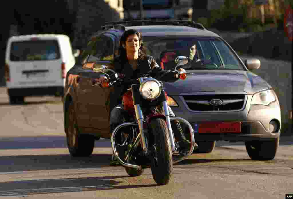 Несмотря на то, что ливанское общество постепенно привыкает к женщинам на мотоциклах, Генриетта Ибрагим удивляет прохожих одной из самых мощных моделей &ndash; она управляет мотоциклом Harley Davidson