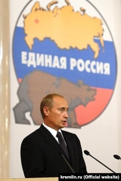Владимир Путин выступает на III съезде "Единой России"