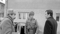 Задержание Ласло Тёкеша (он справа)
