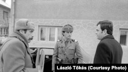 Задержание Ласло Тёкеша (он справа)