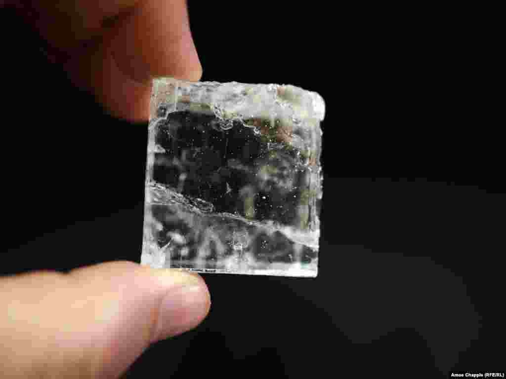 Это чистая соль.&nbsp;Кристалл был добыт на соляном руднике &quot;Артемсоли&quot; в Донецкой области на востоке Украины
