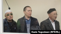 Подсудимые по "делу джихадистов". Слева направо: Оралбек Омыров, Алматы Жумагулов и Кенжебек Абишев.