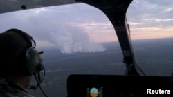 Пожарные облетают зону огня в Чернобыле 