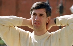 Анатолий Быков в Красноярске в мае 2000 года: между освобождением и арестом по новому делу. Фото: ТАСС