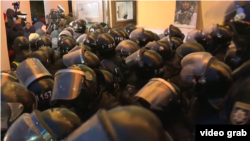 Национальная гвардия блокирует вход в Октябрьский дворец в Киеве