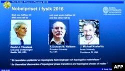 Обладатели Нобелевской премии по физике Дэвид Тулесс, Дункан Халдейн и Майкл Костерлиц