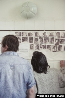 Родственники пострадавших в давке у станции метро Немига во время опознания тел погибших, 31 мая 1999 года