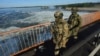 Российские военные на мосту возле Каховской ГЭС, недалеко от города Новая Каховка Херсонской области. 20 мая 2022 года