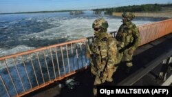 Российские военные на мосту возле Каховской ГЭС, недалеко от города Новая Каховка Херсонской области. 20 мая 2022 года