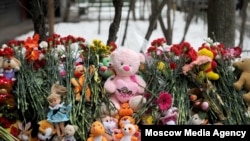 Цветы и игрушки у дома на ул. Народного Ополчения, где проживает семья убитой 4-летней девочки. Фото: агентство "Москва"