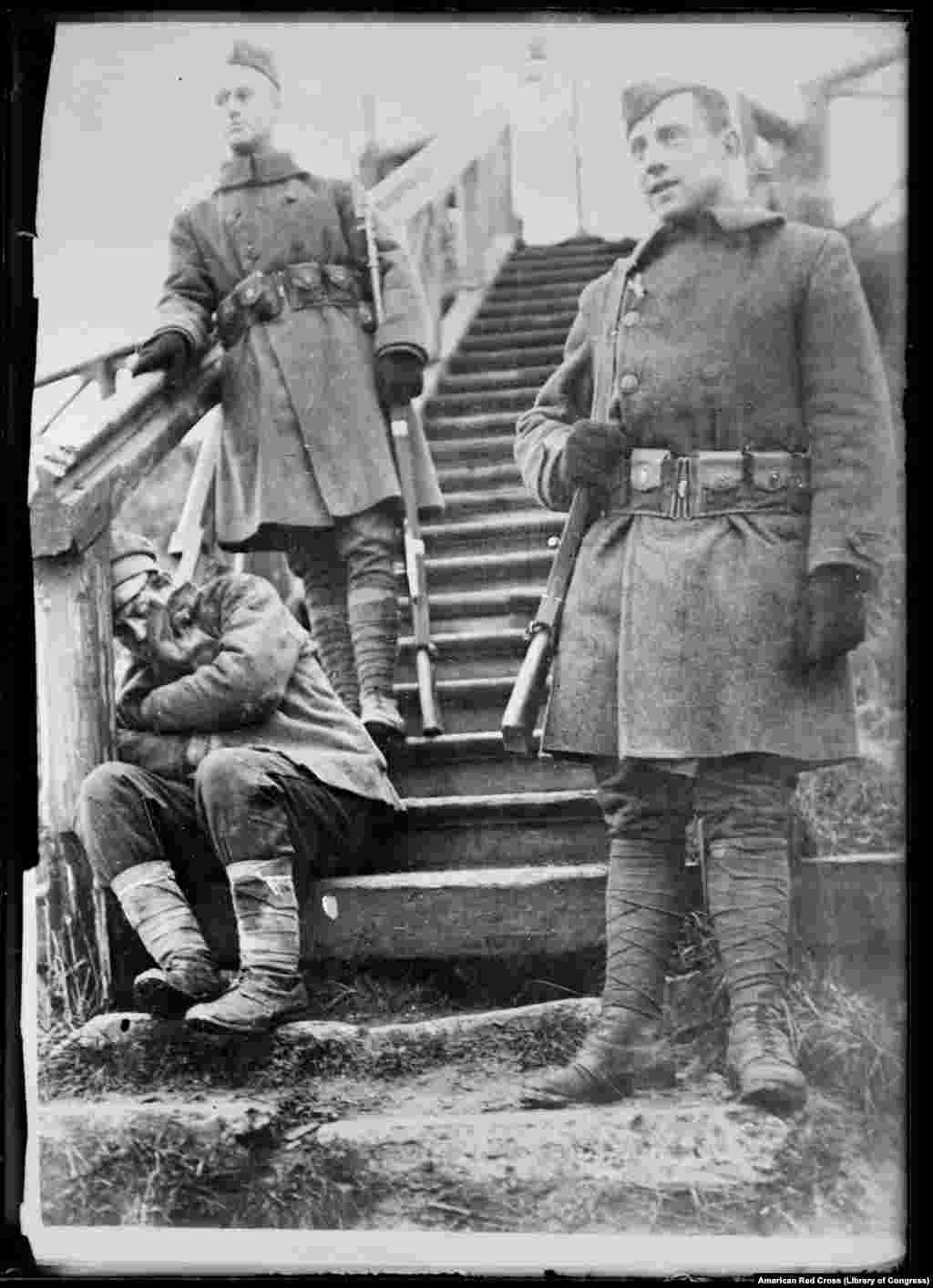 Крестьянин на ступеньках американского штаба в Архангельске &ndash; 1918 или 1919 год