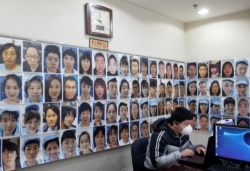 Инженер-программист работает над программой распознавания лиц, которая идентифицирует людей, когда они надевают маску. Пекин, март 2020 года. Фото: Reuters