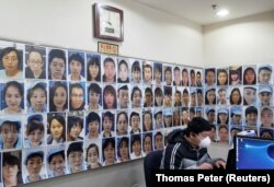 Инженер-программист работает над программой распознавания лиц, которая идентифицирует людей, когда они надевают маску. Пекин, март 2020 года. Фото: Reuters