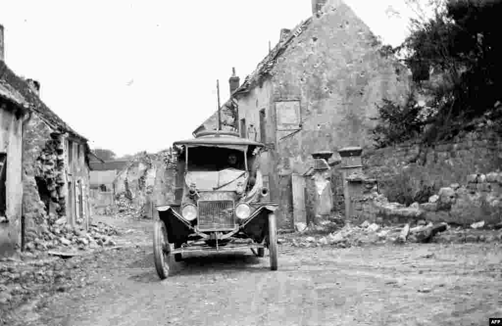 Санитарная машина &quot;Форд&quot; американского производства в разрушенной бельгийской деревне. Сентябрь 1918 года.