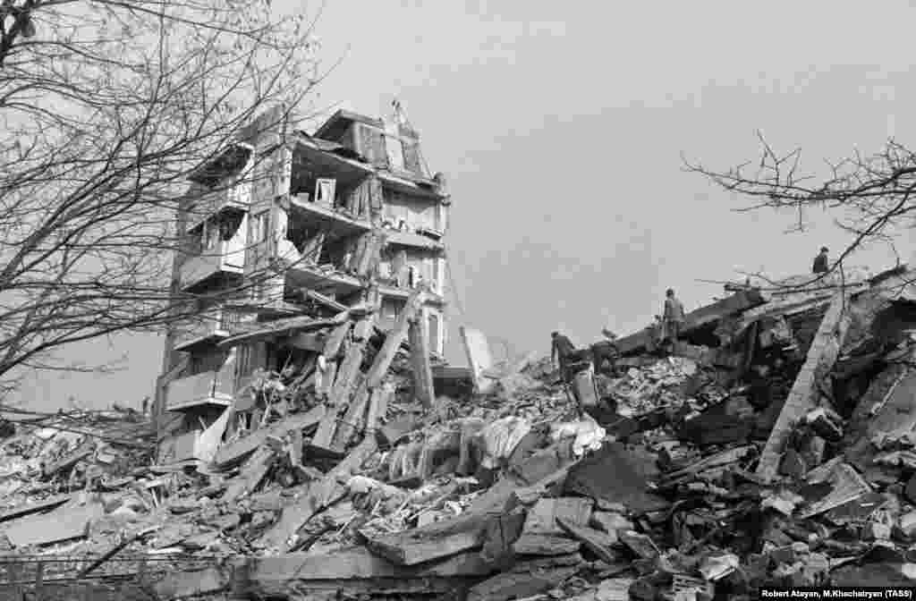 Большинство жилых домов &ndash; не наилучшего качества постройки советской эры &ndash; превратились в руины