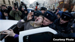 Это арест протестующих валютных заемщиков в Москве. Про снос торговых павильонов смотрите ниже