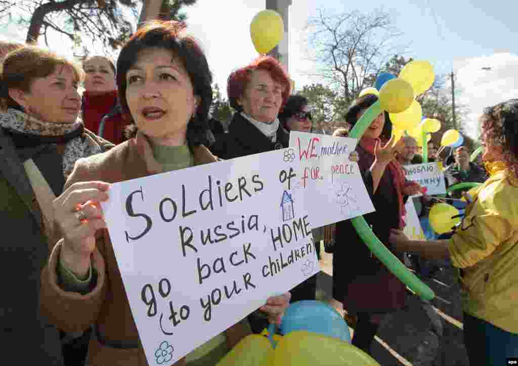 В Бахчисарае также прошел пикет против вторжения российских войск в Крым, 5 марта 2014 года