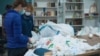 Почему все больше людей готовы перебирать мусор ради пластиковых пакетов и бутылок