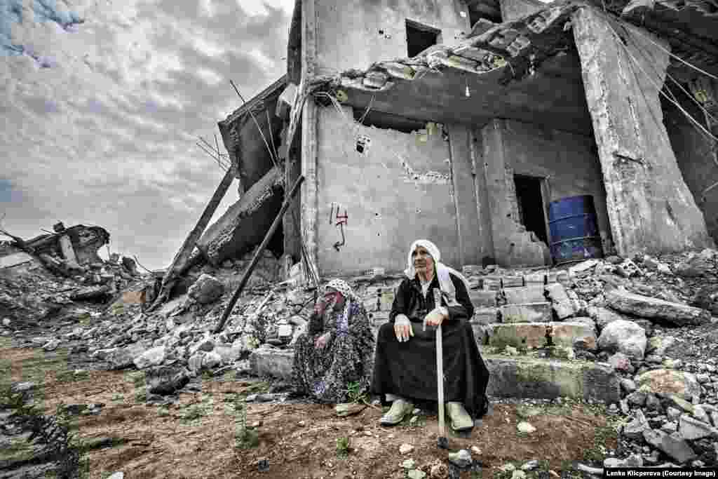 Пожилые люди в Кобани