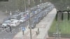 Полицейские машины и люди в военной форме с собаками возле администрации президента в Минске, 9 августа