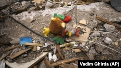 Игрушка на развалинах многоквартирного дома. Поселок Бородянка Киевской области, 5 апреля 2022 года