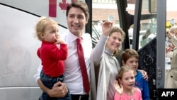 Новый премьер Канады Джастин Трюдо с супругой и детьми