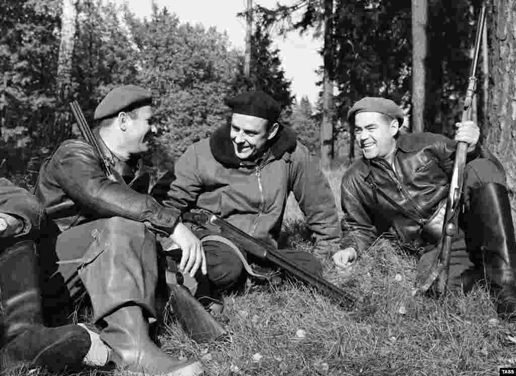 Космонавты Юрий Гагарин, Владимир Комаров и Андриян Николаев на охоте, 1 октября 1964 года
