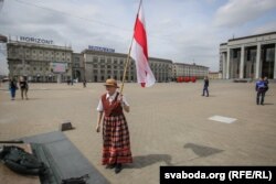 Bahinskaya brandishes Belarus's illegal flag in Minsk in 2016