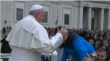 Франциск прокатил на папамобиле мальчика с синдромом Дауна
