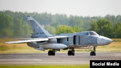 Российский военный самолет с незакрашенными знаками, еще на аэродроме в России, фото - блог Руслана Левиева