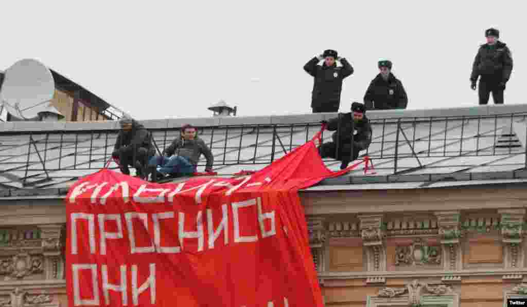 Полиция пытается снять с крыши дома в Санкт-Петербурге активистов &quot;Другой России&quot;, которые вывесили растяжку&nbsp;&quot;Ильич, проснись. Они ох*ели&quot; 4 ноября. Задержали 23 человека