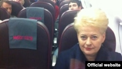 Президент Литвы Даля Грибаускайте летит рейсом Wizzair в Лондон, апрель 2013 года