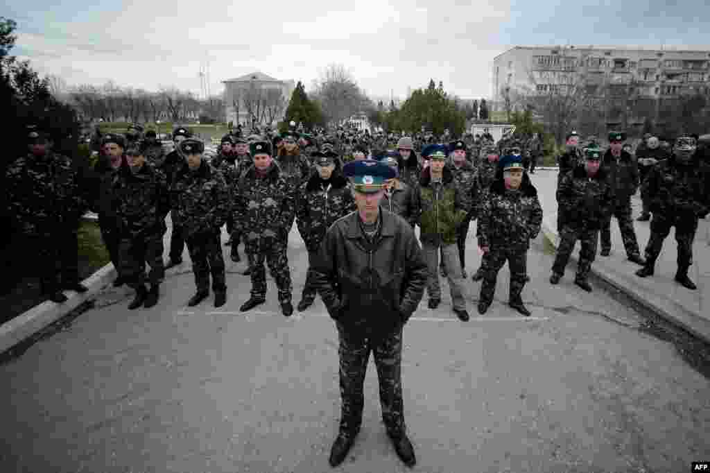 Полковник Олег Подавалов вместе с солдатами ​воинской части А 45-15 в поселке Бельбек, 6 марта