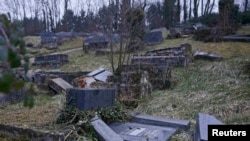 В регионе Эльза на востоке Франции вандалы осквернили сотни могил на еврейском кладбище Сар-Юньон, 16 февраля 2015 