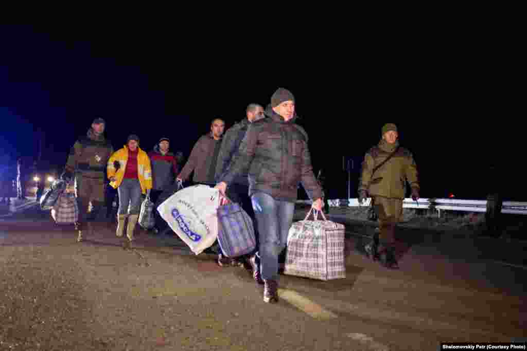 Сторонники сепаратистов, сопровождаемые полицией самопровозглашенной республики ДНР