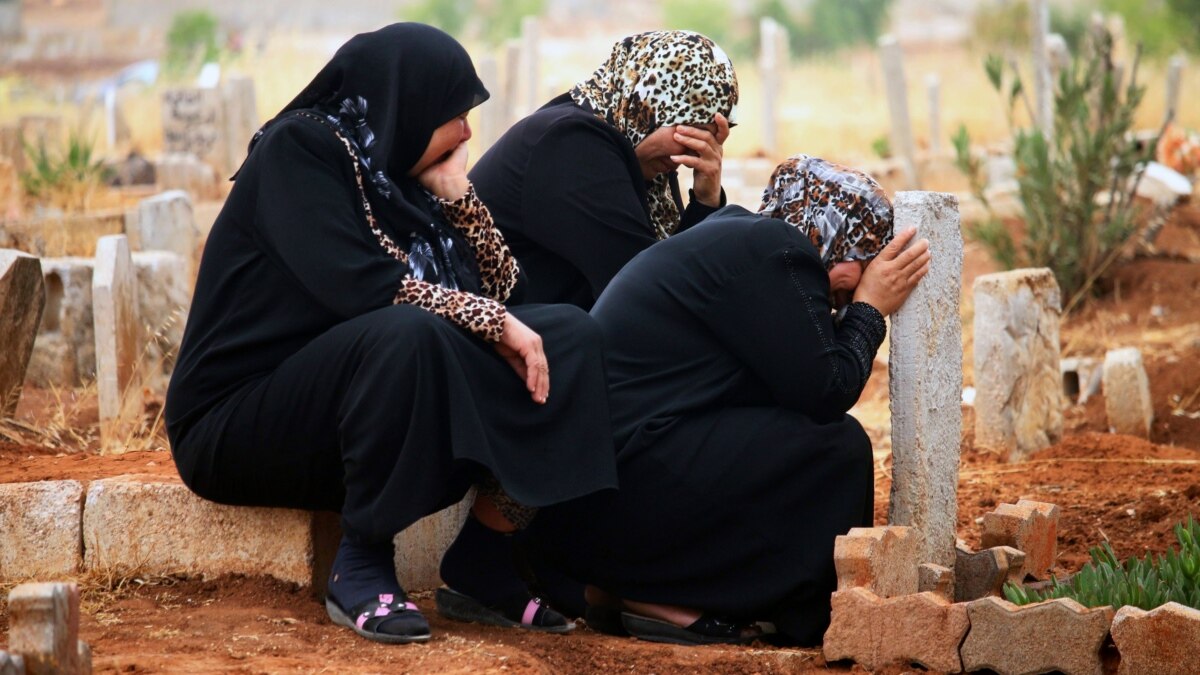 Парень у могилы с цветами. Женщина в трауре мусульманка. Траур в исламе сколько. Джаназа тобут. Имам хусейн имам хасан.