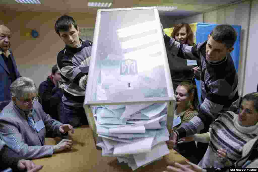 На одном из избирательных участков в Киеве начинается подсчет голосов 