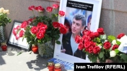 Импровизированный мемориал на месте убийства Бориса Немцова