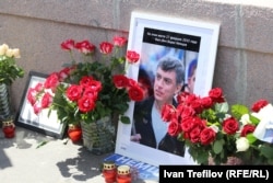 Импровизированный мемориал на месте убийства Бориса Немцова