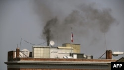 Дым над зданием закрытого российского консульства в Сан-Франциско