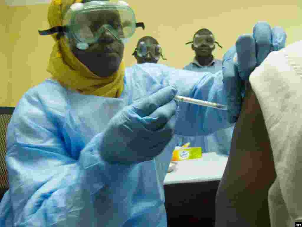 Волонтер получает вакцину против вируса Эбола.&nbsp;Бамако,&nbsp;Республика Мали.&nbsp;9 октября 2014&nbsp; 