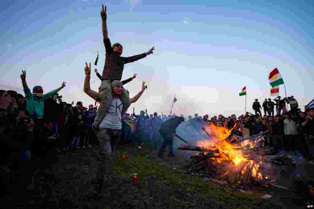Беженцы-курды на греко-македонской границе отметили свой национальный праздник, несмотря на стесненные условия