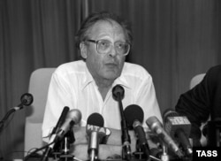 Сергей Ковалев на пресс-конференции. Москва, 1995 год