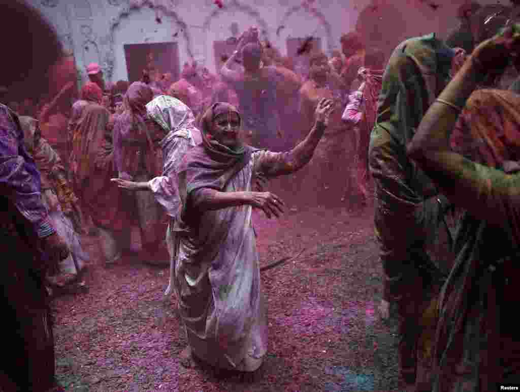 Участники Холи (Фестиваля красок) на севере Индии, который проходит каждый год в знак прихода весны - 3 марта 2015 года &nbsp;