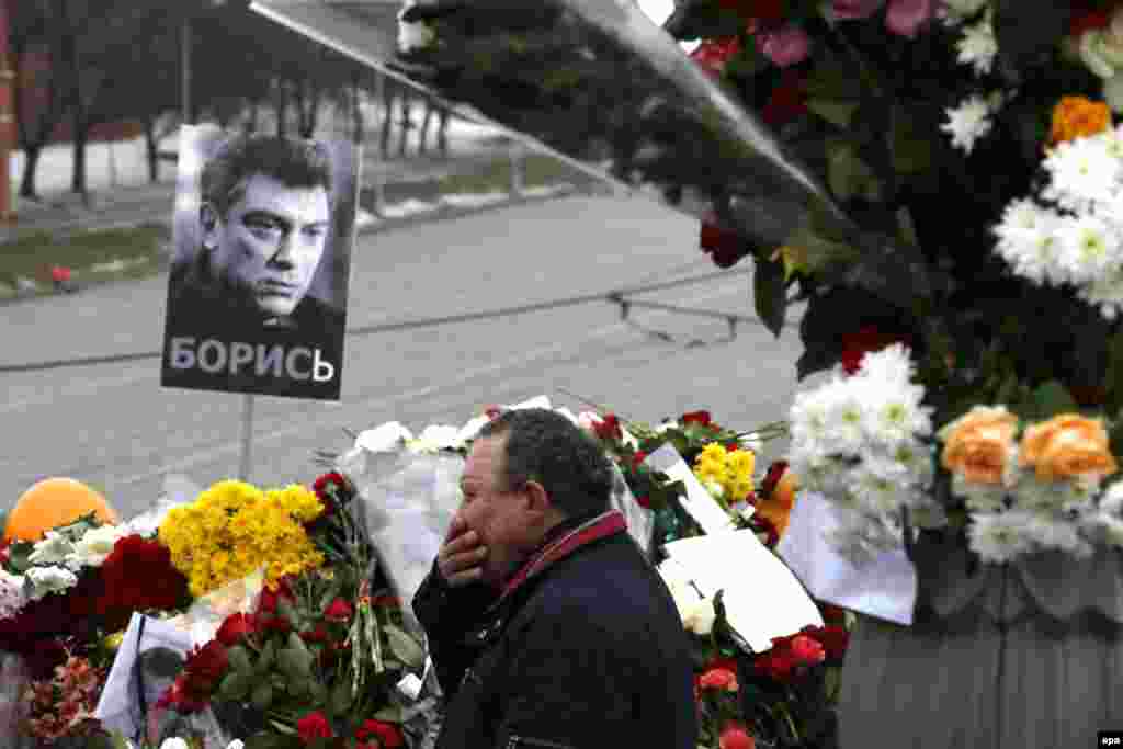 На месте убийства российского оппозиционного лидера Бориса Немцова в Москве &nbsp;