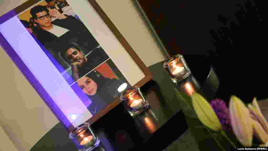 Импровизированный мемориал в здании Радио Свобода в Праге в память о трех афганских журналистах редакции Сабавуне Какаре, Абделле Хананзае и Маххарам Дуррани, погибших в теракте в Кабуле. Фото &ndash; Люция Штайнцева